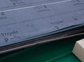 屋根の端部に役物を取り付け